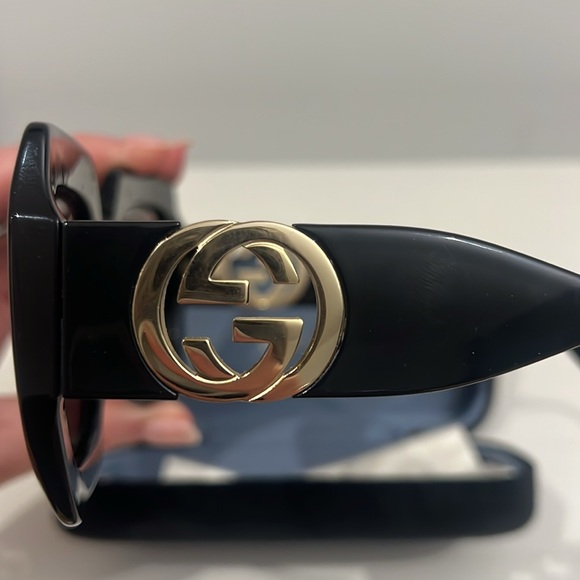 Gucci sunglasses with chain and original case and cloth main image 4